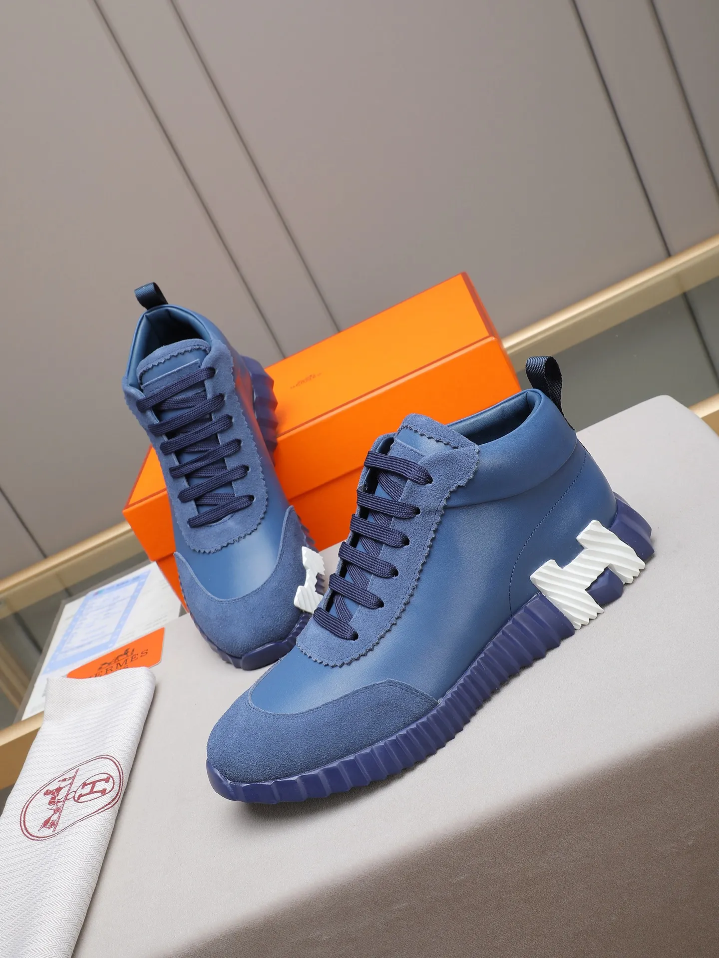 PPP460 (Hermes high-top men's shoes)🆕Men's sports shoes, decorated with textured calfskin details. Spliced ​​with original cowhide, this shoe draws inspiration from the equestrian world, integrating technical details and practical functions. Breathable sheep lining, original combination outsole, high-end quality, and every detail is perfectly combined! Size: 38-44 (45 can be customized)